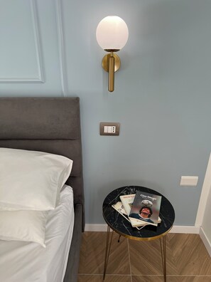 2 bedrooms, iron/ironing board, free WiFi, bed sheets - Comfortable and stylish room near central station and airport (Napoli)