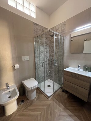 Séchoir à cheveux, bidet, serviettes fournies, savon