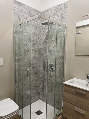 Séchoir à cheveux, bidet, serviettes fournies, savon