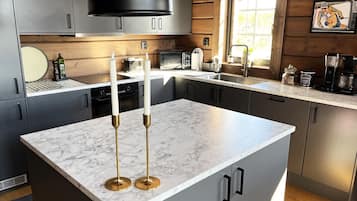 Kylskåp, mikrovågsugn, ugn och diskmaskin