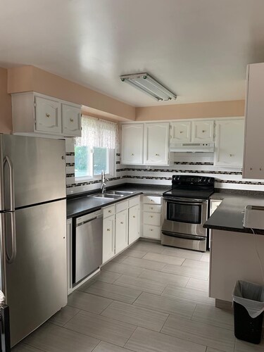 Cozy Entire Main Level home w/3 Bedrooms, 2 Washrooms near Costco & South common