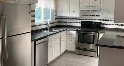 Cozy Entire Main Level home w/3 Bedrooms, 2 Washrooms near Costco & South common
