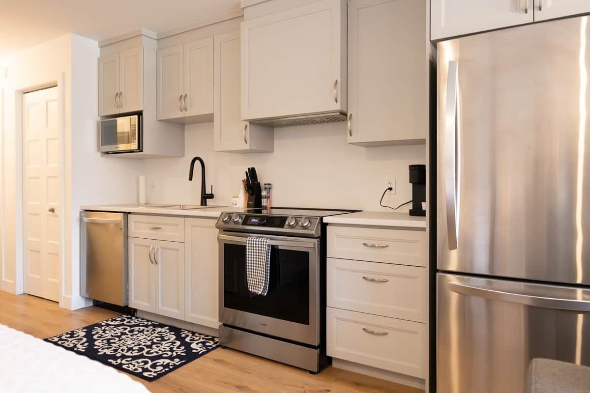 Fridge, oven, stovetop, dishwasher