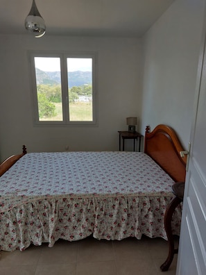 5 bedrooms, iron/ironing board, bed sheets