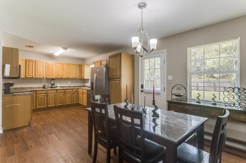 Sunny 4-Bed Retreat Near Ocean Springs Beach