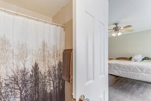 4 habitaciones, tabla de planchar con plancha, wifi y ropa de cama 