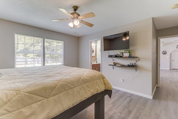 4 bedrooms, iron/ironing board, WiFi, bed sheets