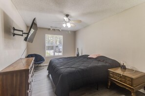 4 bedrooms, iron/ironing board, WiFi, bed sheets