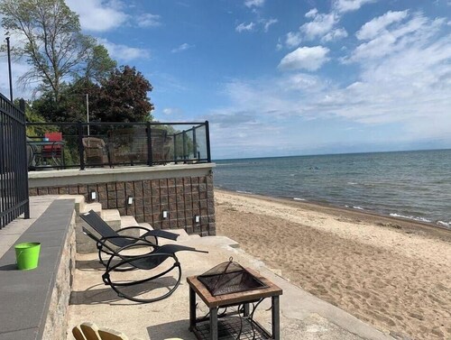 SANDY BEACHFRONT cottage with HOT TUB and FIRESTOVE