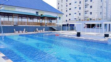Una piscina al aire libre