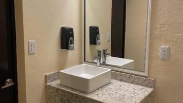 Deluxe Studio, Garden View | Bathroom