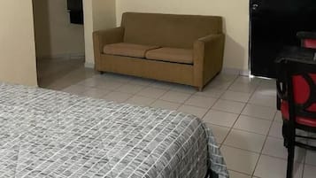 Deluxe Studio, Garden View | Desk, free WiFi
