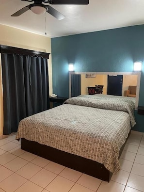 Deluxe Studio, Garden View | Down comforters, desk, soundproofing, free WiFi - Motel Apolo 69 (Santa Ana)