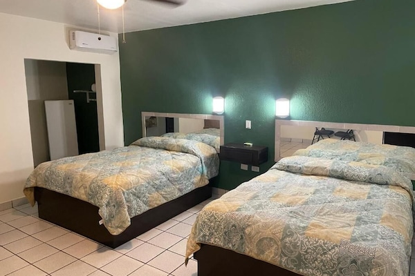 Deluxe tweepersoonskamer, uitzicht op tuin | Een bureau, gratis wifi