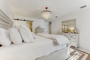 4 bedrooms, iron/ironing board, Internet, bed sheets - Spacious coastal lakeside home close to beaches and shopping. (Santa Rosa Beach)