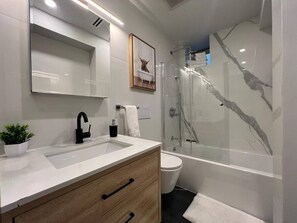 Séchoir à cheveux, serviettes fournies, savon, papier de toilette