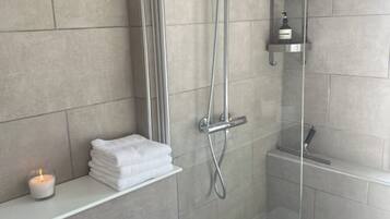 Douche, sĂšche-cheveux, serviettes fournies, savon