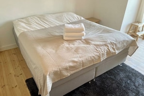 1 habitación, tabla de planchar con plancha, wifi y ropa de cama 