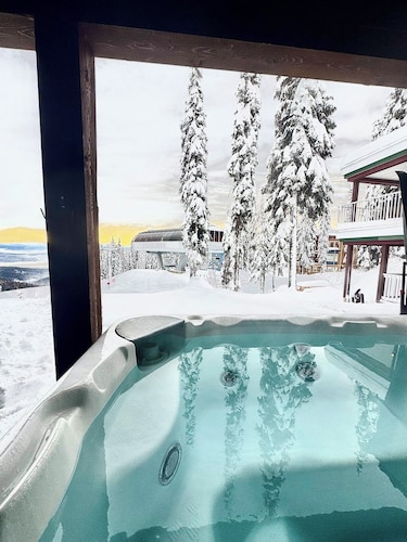 Modern Suite steps from the Silver Woods Chair - private hot tub