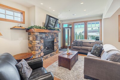 Modern Suite steps from the Silver Woods Chair - hot tub, BBQ