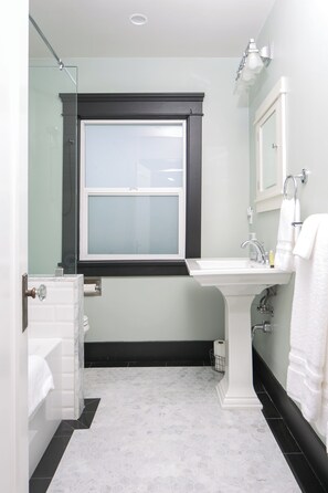 Hårføner, håndklær, såpe og toalettpapir