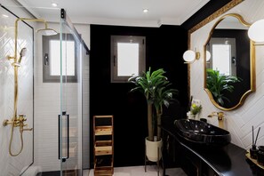 Shower, hair dryer, towels - Holiday Home 'Casa Moderna Con Piscina' with Private Pool, Wi-Fi and Air Conditioning (Palomares del Río)