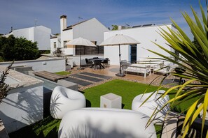 Outdoor dining - Holiday Home 'Casa Moderna Con Piscina' with Private Pool, Wi-Fi and Air Conditioning (Palomares del Río)