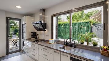 Een koelkast, een magnetron, een oven, een kookplaat