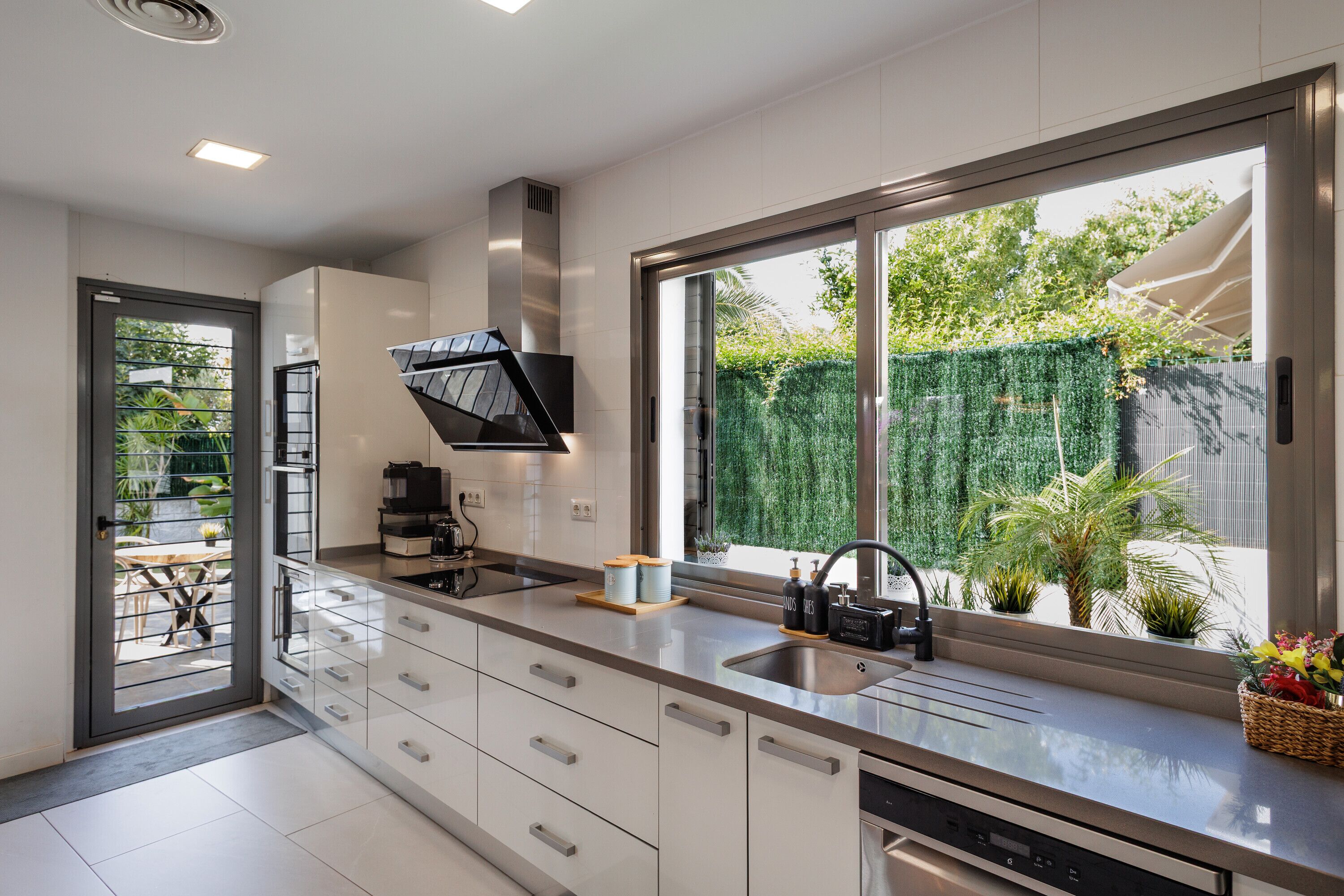 Frigorífico, microondas, horno y placa de cocina