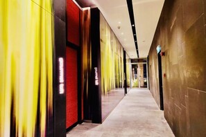 A corridor with a modern design, featuring a combination of reflective and matte surfaces on the walls. - Queen Suites Tropicana The Residence by KLCC (Kuala Lumpur)