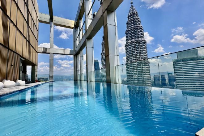 Une piscine avec vue sur un grand immeuble.