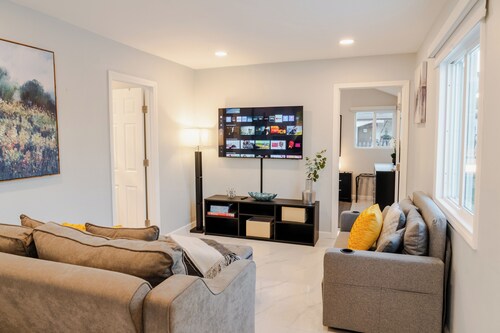 Cozy One BR House, King Size bed and Full kitchen