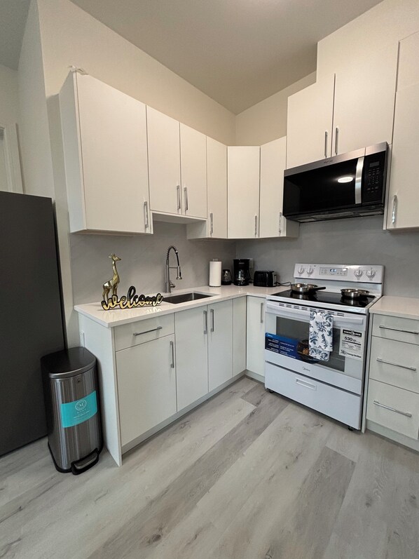 Kühlschrank, Mikrowelle, Ofen, Herdplatte