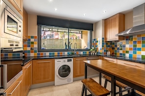 Réfrigérateur, four à micro-ondes, un four, surface de cuisson