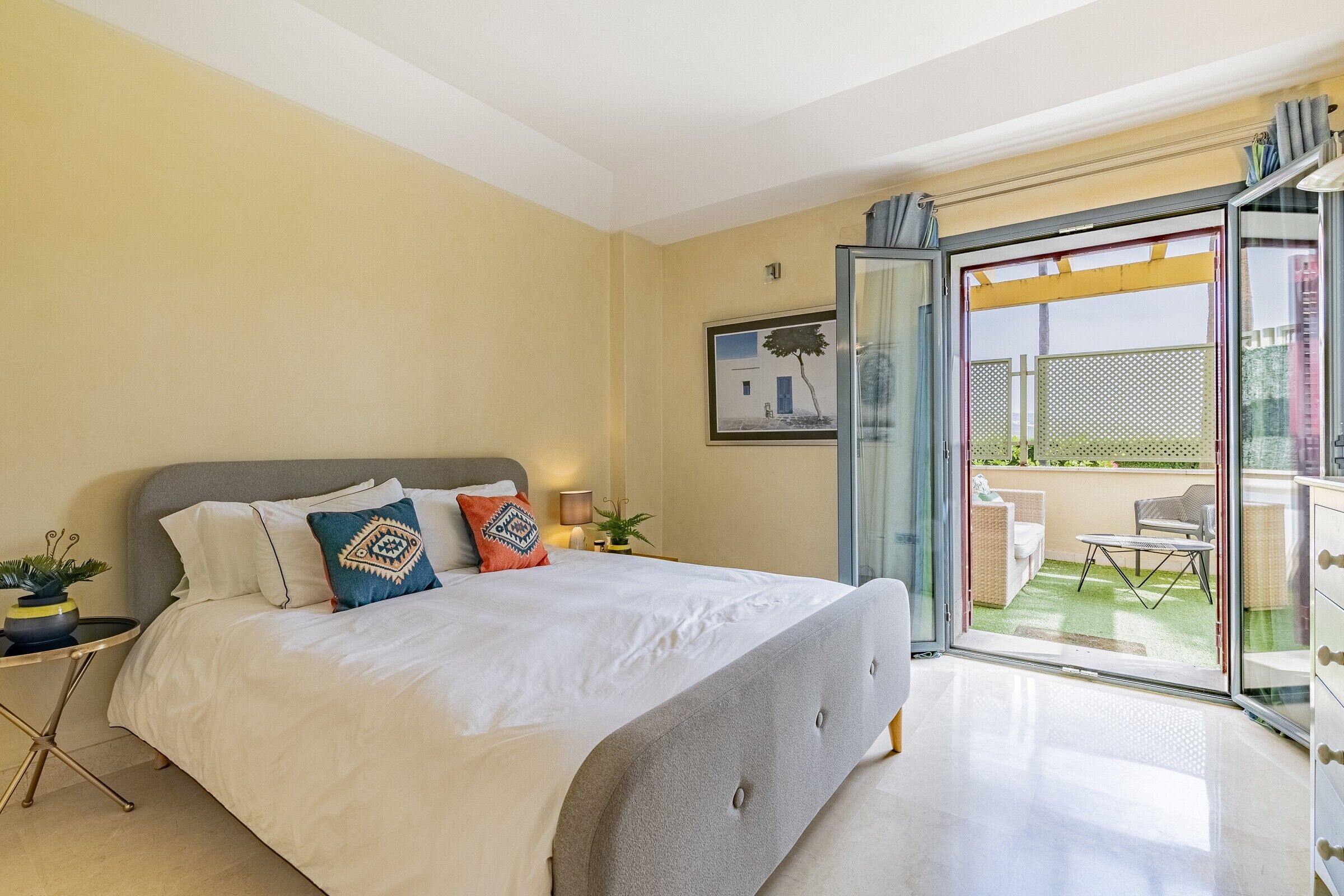 3 slaapkamers, een strijkplank/strijkijzer, wifi, beddengoed