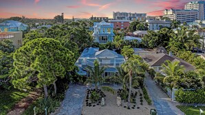 A coastal residential area with houses, palm trees, and a clear sky. - Cottage on Lido Key - One block to Beach, Pool (Sarasota)