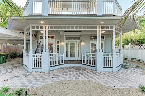 Cottage on Lido Key - One block to Beach, Pool
