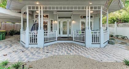 Cottage on Lido Key - One block to Beach, Pool