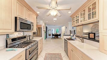 Kjøleskap, mikrobølgeovn, ovn og kokeplater