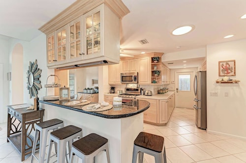 Cottage on Lido Key - One block to Beach, Pool