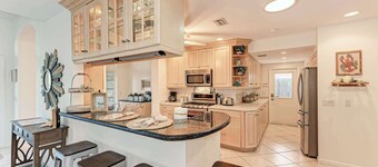 Cottage on Lido Key - One block to Beach, Pool