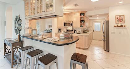 Cottage on Lido Key - One block to Beach, Pool