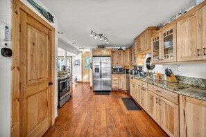 Kjøleskap, mikrobølgeovn, ovn og kokeplater