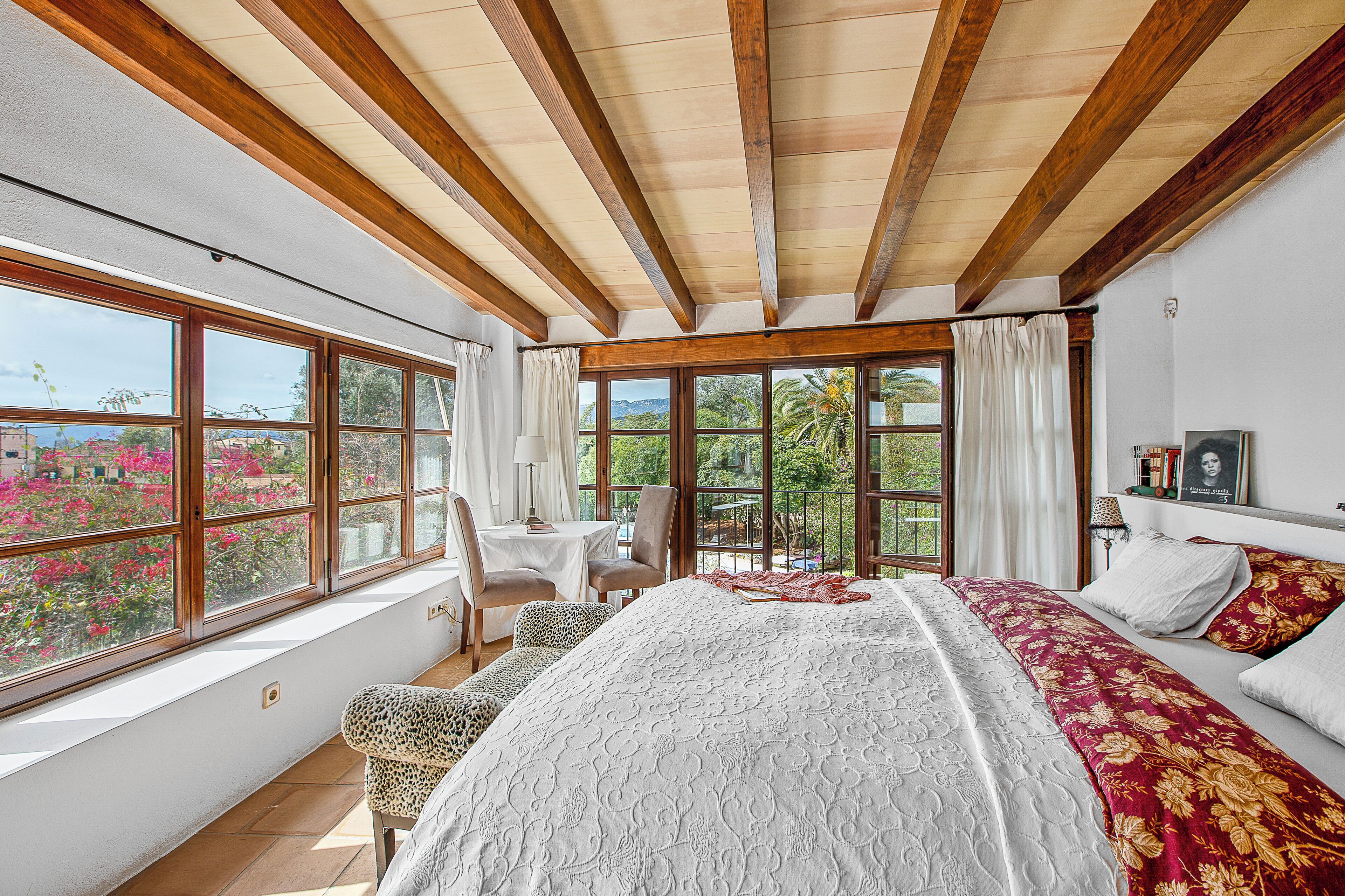 4 slaapkamers, een strijkplank/strijkijzer, reisbedje, gratis wifi