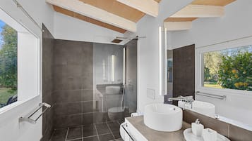 Een douche, een haardroger, handdoeken, zeep