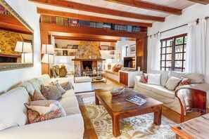 TV, fireplace - 5* wellness chalet near Palma de Mallorca (Santa Maria del Camí)