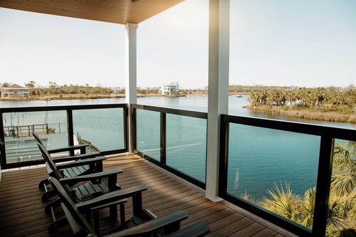 Kingfisher Cove- upper unit sleeps 7 private boat slip & pool