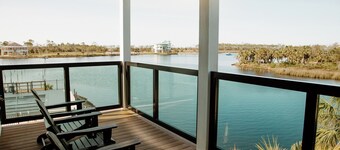 Kingfisher Cove- upper unit sleeps 7 private boat slip & pool
