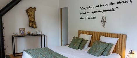 5 bedrooms, iron/ironing board, WiFi, bed sheets