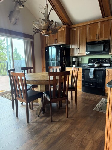 Cozy Lakeview Cabin – Perfect for Ski Trips & Montana Getaways